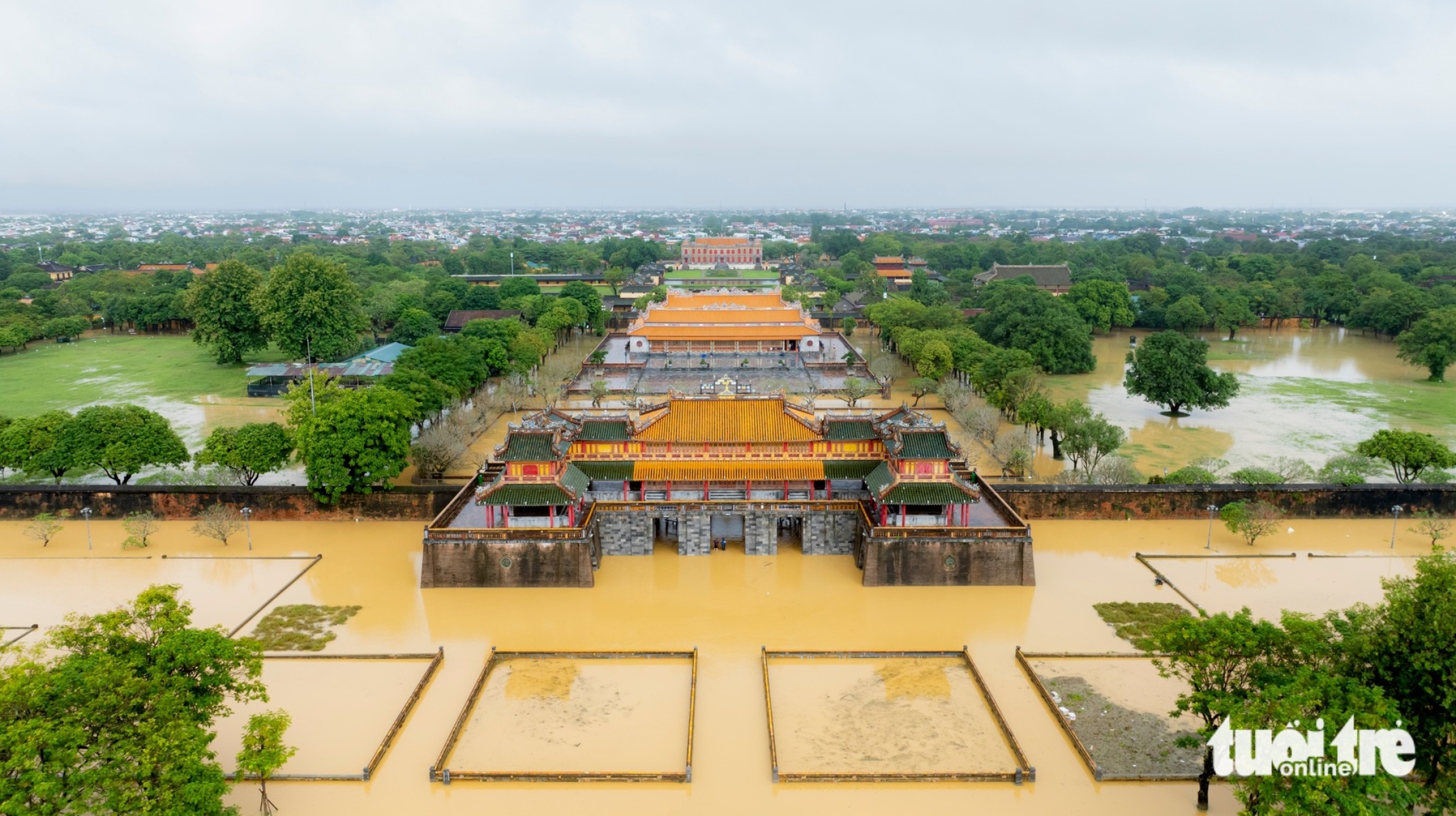 顺化在连续多日大雨后迎来阳光,居民趁洪水退去清理淤泥